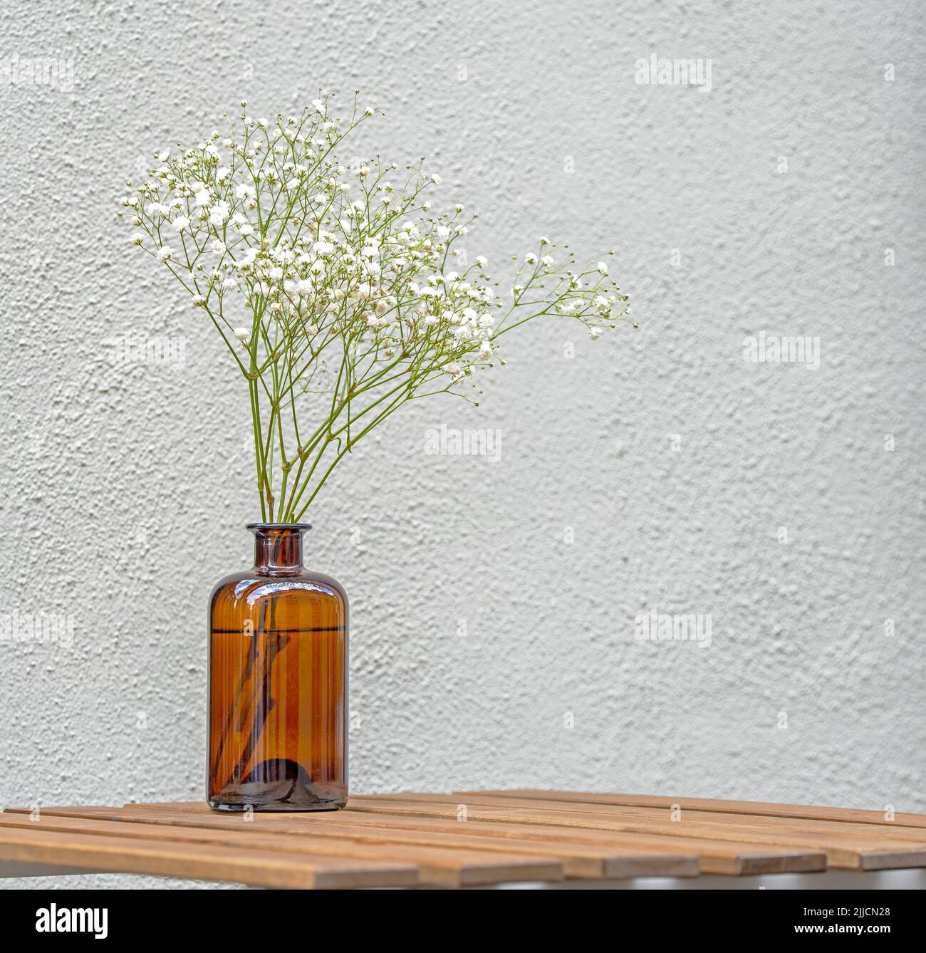 STILL Life avec composition florale minimale sur une table en bois dans un café de rue Banque D'Images