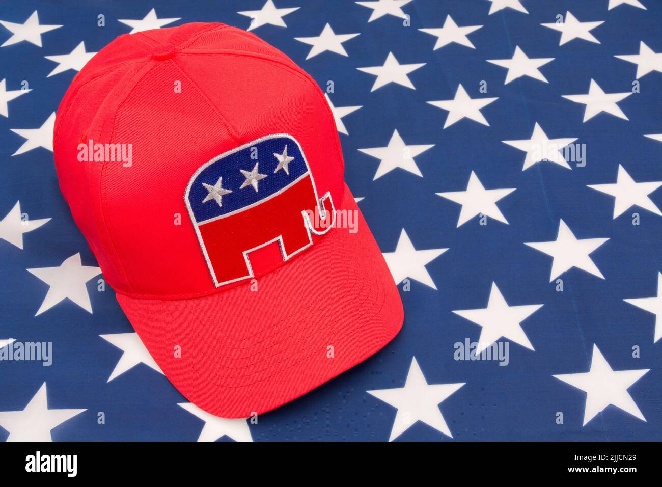 Casquette rouge de type MAGA et logo de l'éléphant républicain et drapeau américain Stars and Stripes. Pour l'élection présidentielle américaine de 2024 en novembre et la vague rouge républicaine Banque D'Images