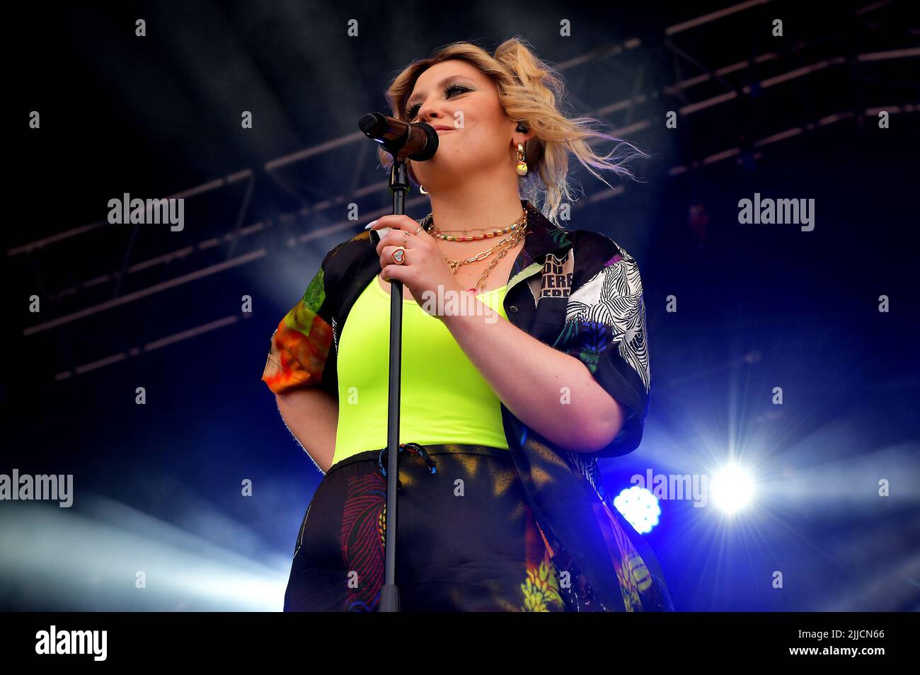 La chanteuse Ella Henderson se présente sur scène au South Tyneside Music Festival, à Bents Park, au nord-est, au Royaume-Uni, en juillet 2022 Banque D'Images