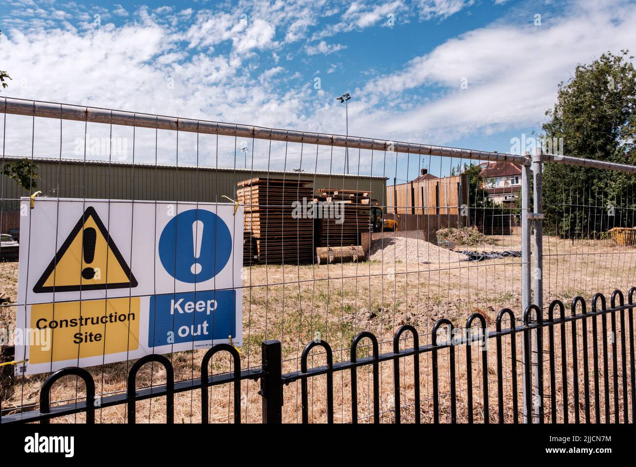 Dorking Surrey Hills London UK, 24 juillet 2022, chantier de stockage de matériaux avec panneaux d'avertissement et clôture de sécurité Banque D'Images