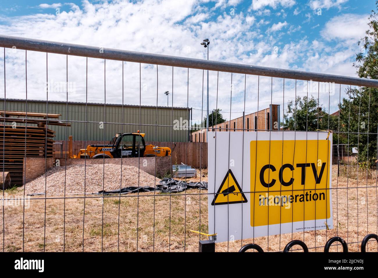 Dorking Surrey Hills London UK, 24 juillet 2022, chantier de stockage de matériaux avec panneaux d'avertissement et clôture de sécurité Banque D'Images