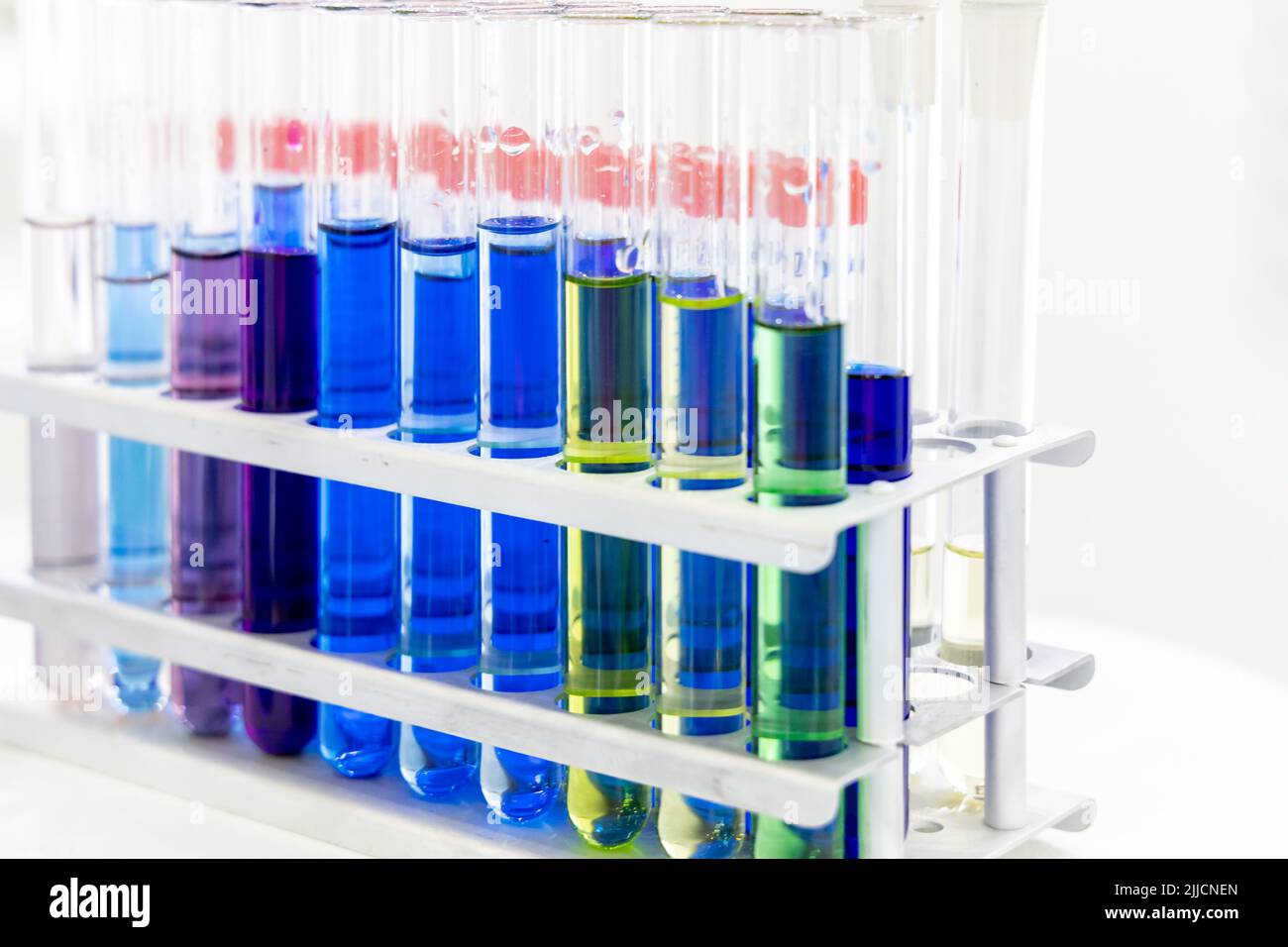 tubes à essai colorés dans un laboratoire chimique Banque D'Images