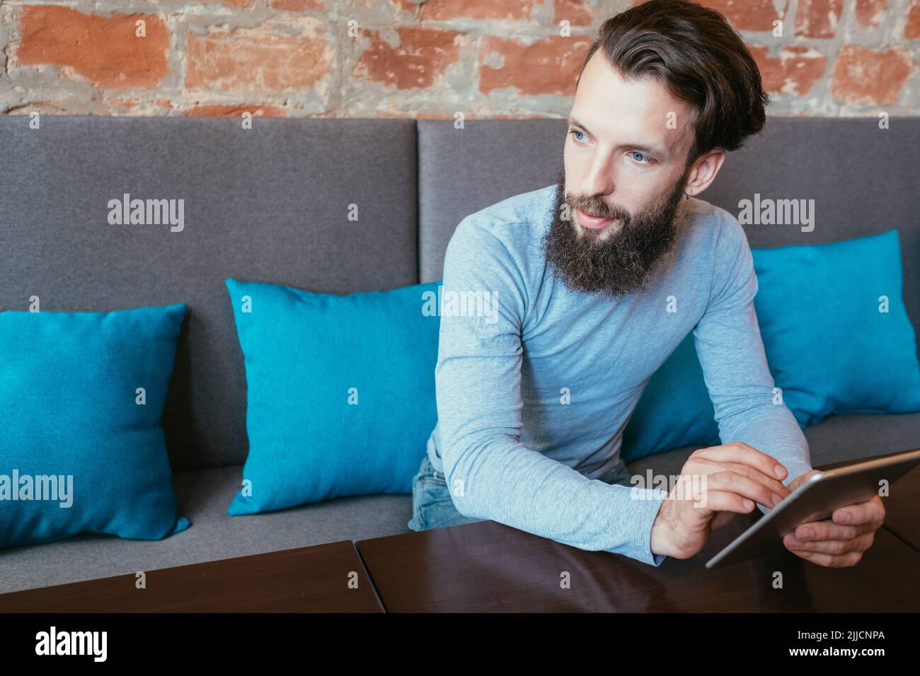 homme tenant un appareil numérique de mobilité en ligne de tablette Banque D'Images