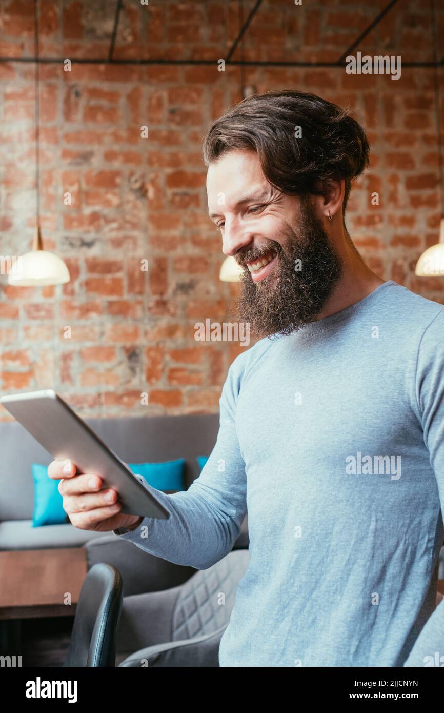 homme tenant un appareil numérique de mobilité en ligne de tablette Banque D'Images