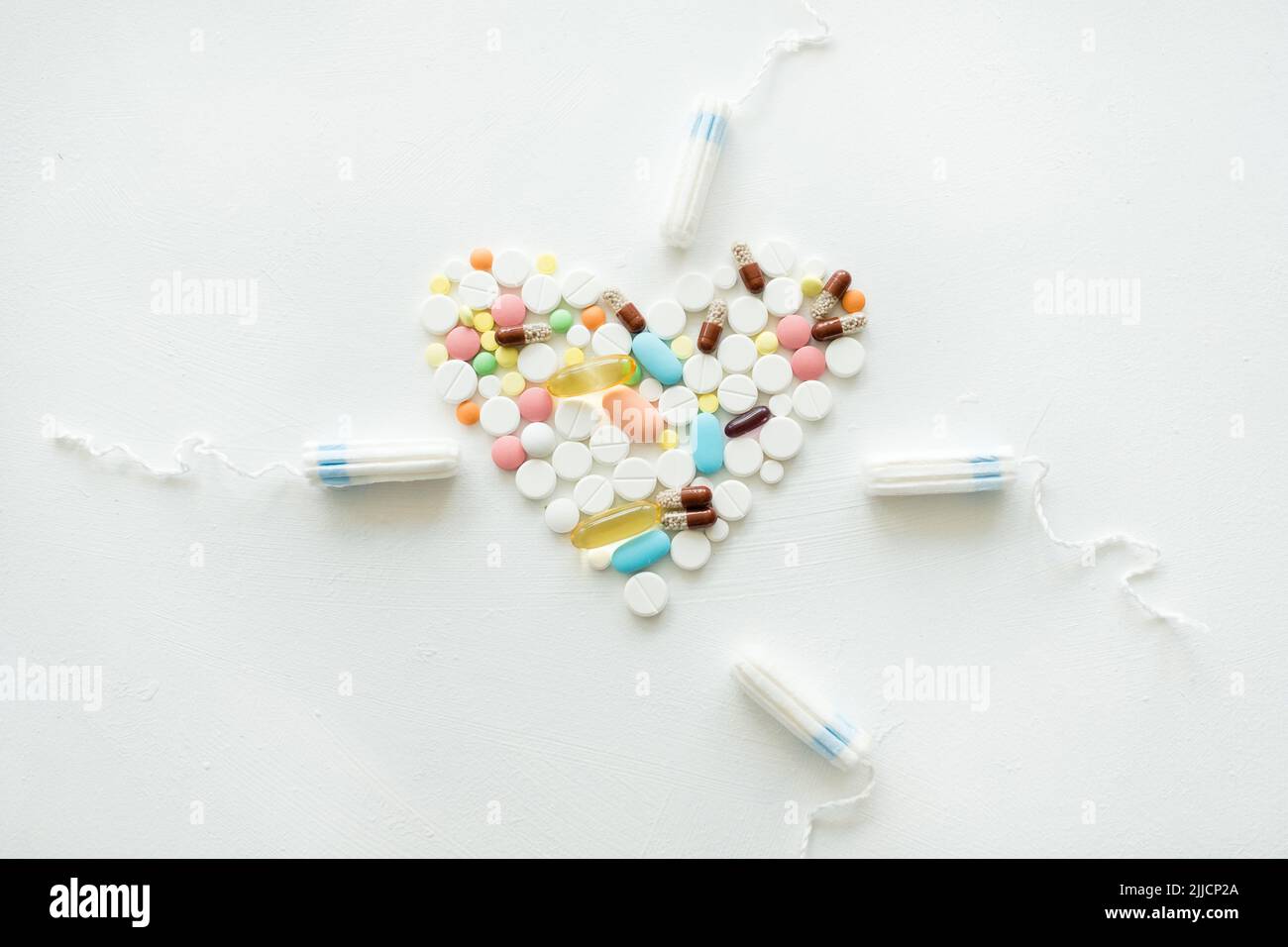 crampes menstruelles médicament mélange pilules tampon blanc Banque D'Images