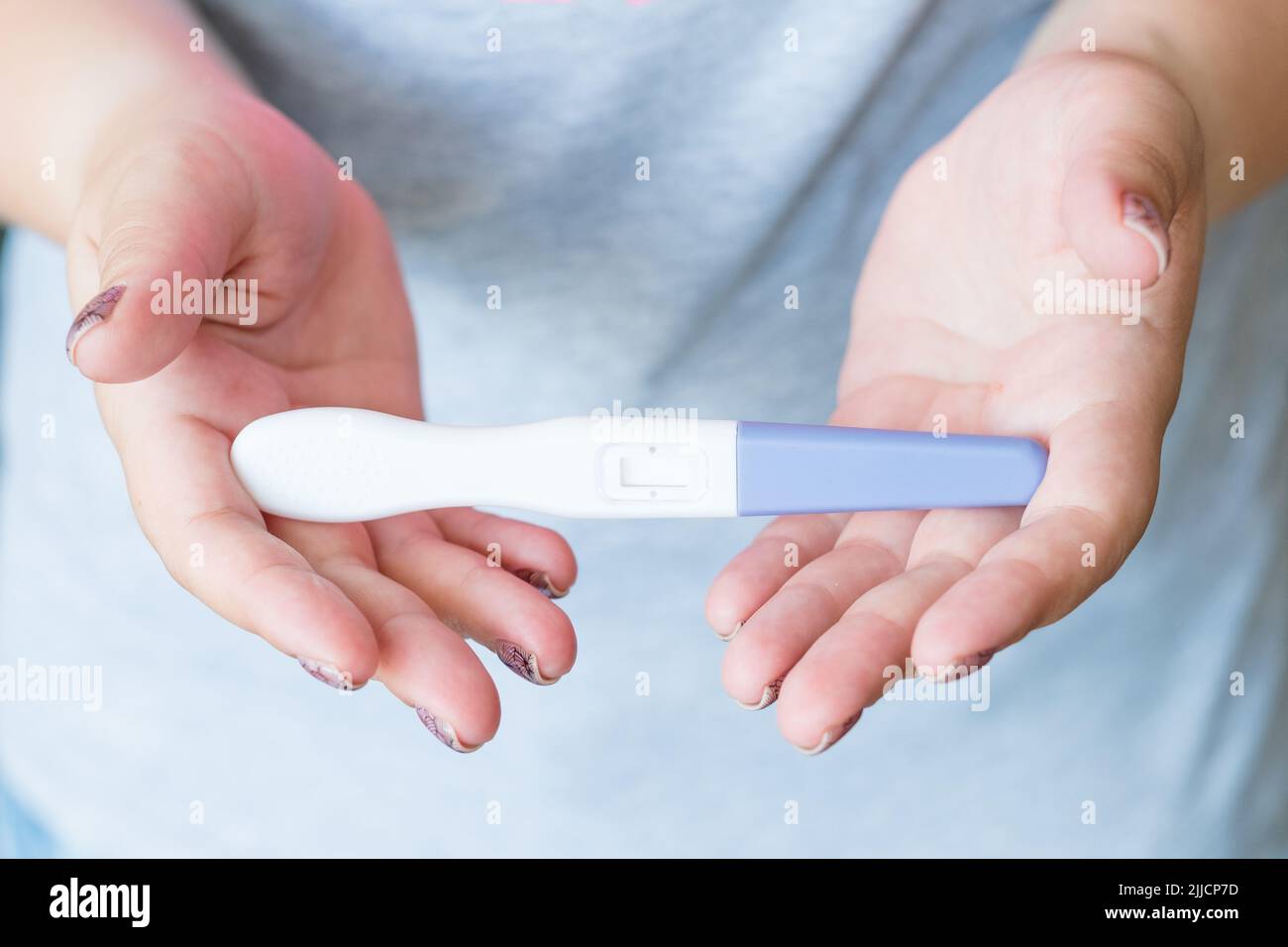 test de grossesse femme main résultat concevoir enfant Banque D'Images