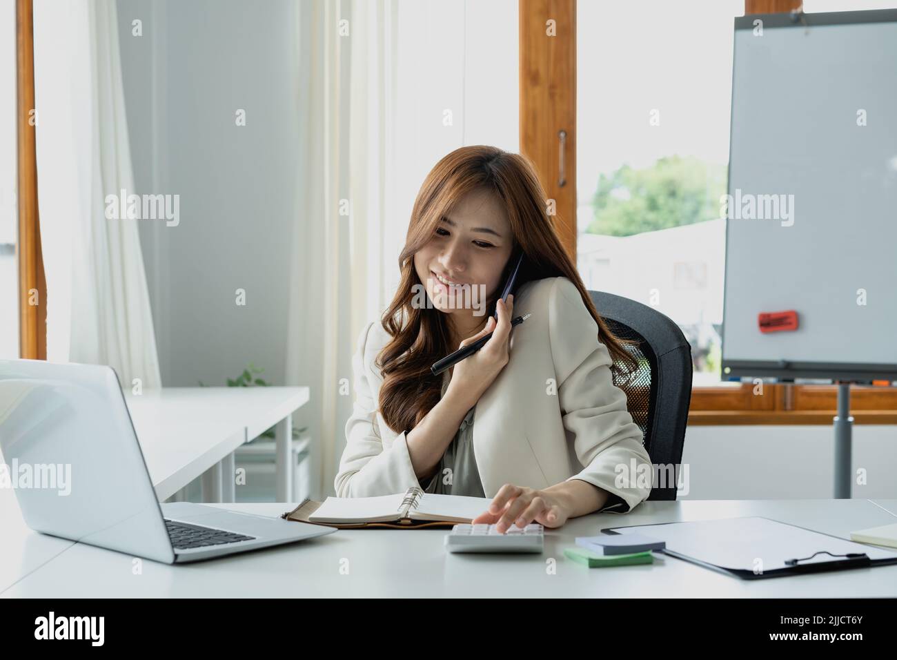 Activité comptable femme faisant appel téléphone dans le bureau et les affaires travail de fond, la fiscalité, la comptabilité, les statistiques et le concept de recherche analytique Banque D'Images