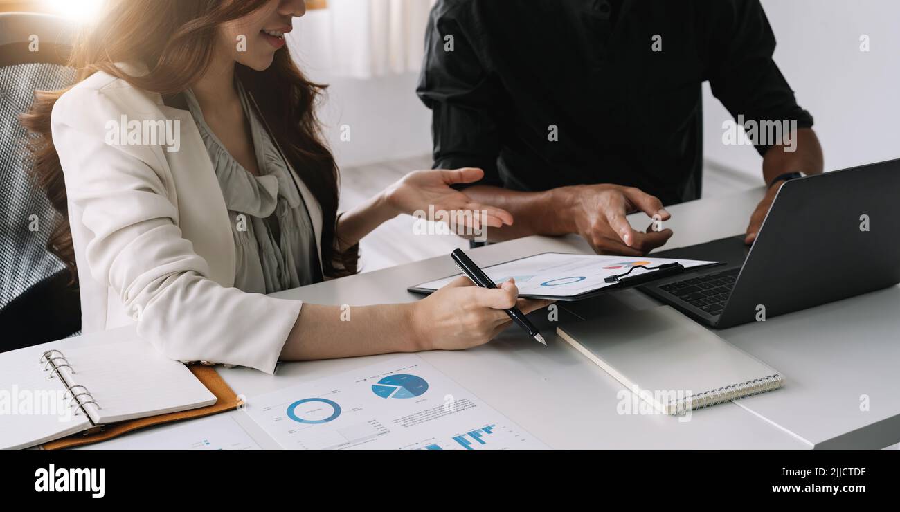 Équipe de gestion financière ou comptable travaillant avec une calculatrice pour calculer le rapport de synthèse des données d'entreprise, le document comptable et l'ordinateur portable à Banque D'Images