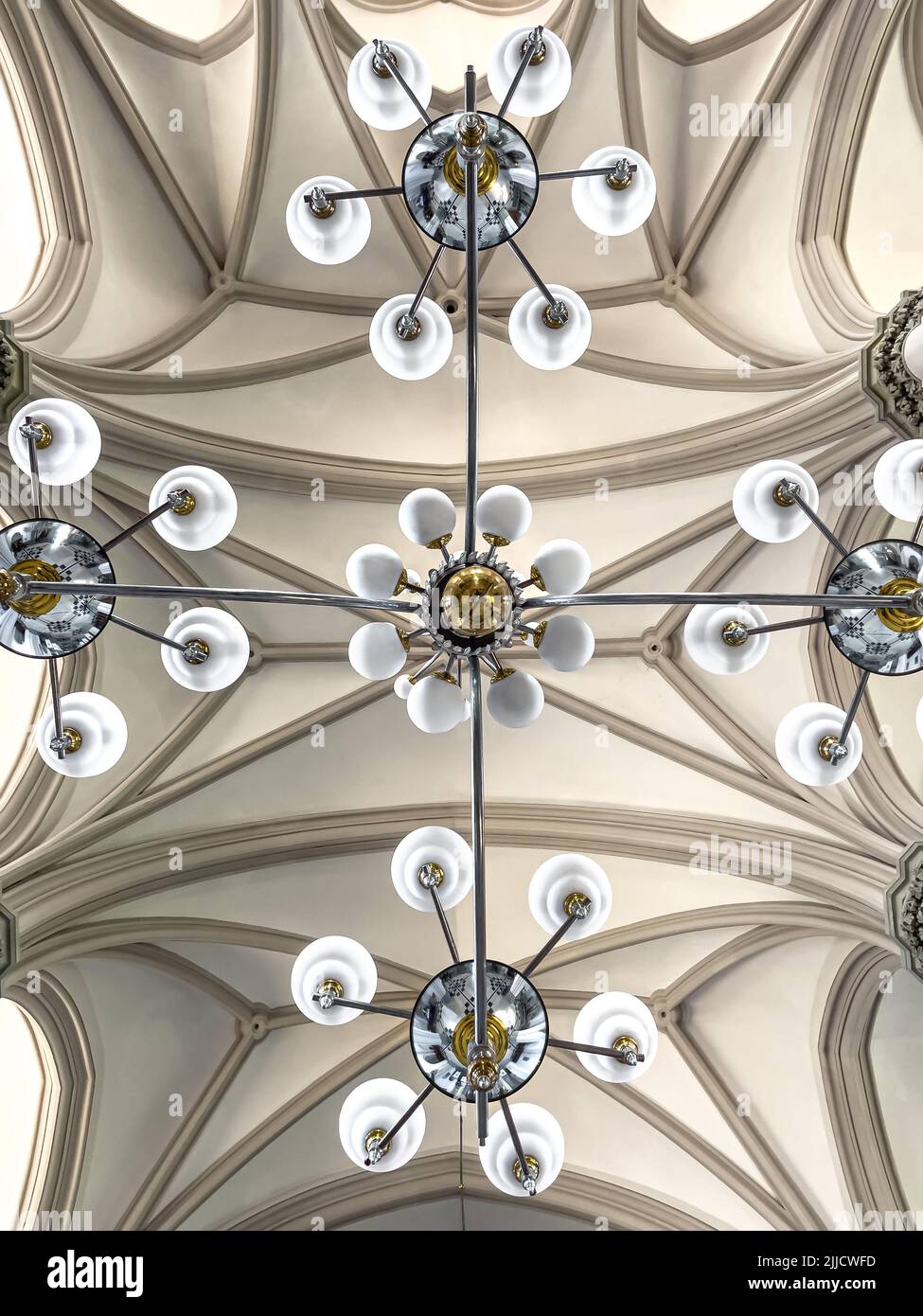 details-interieurs-a-l-interieur-de-l-eglise-lampes-et-vitraux-2jjcwfd.jpg