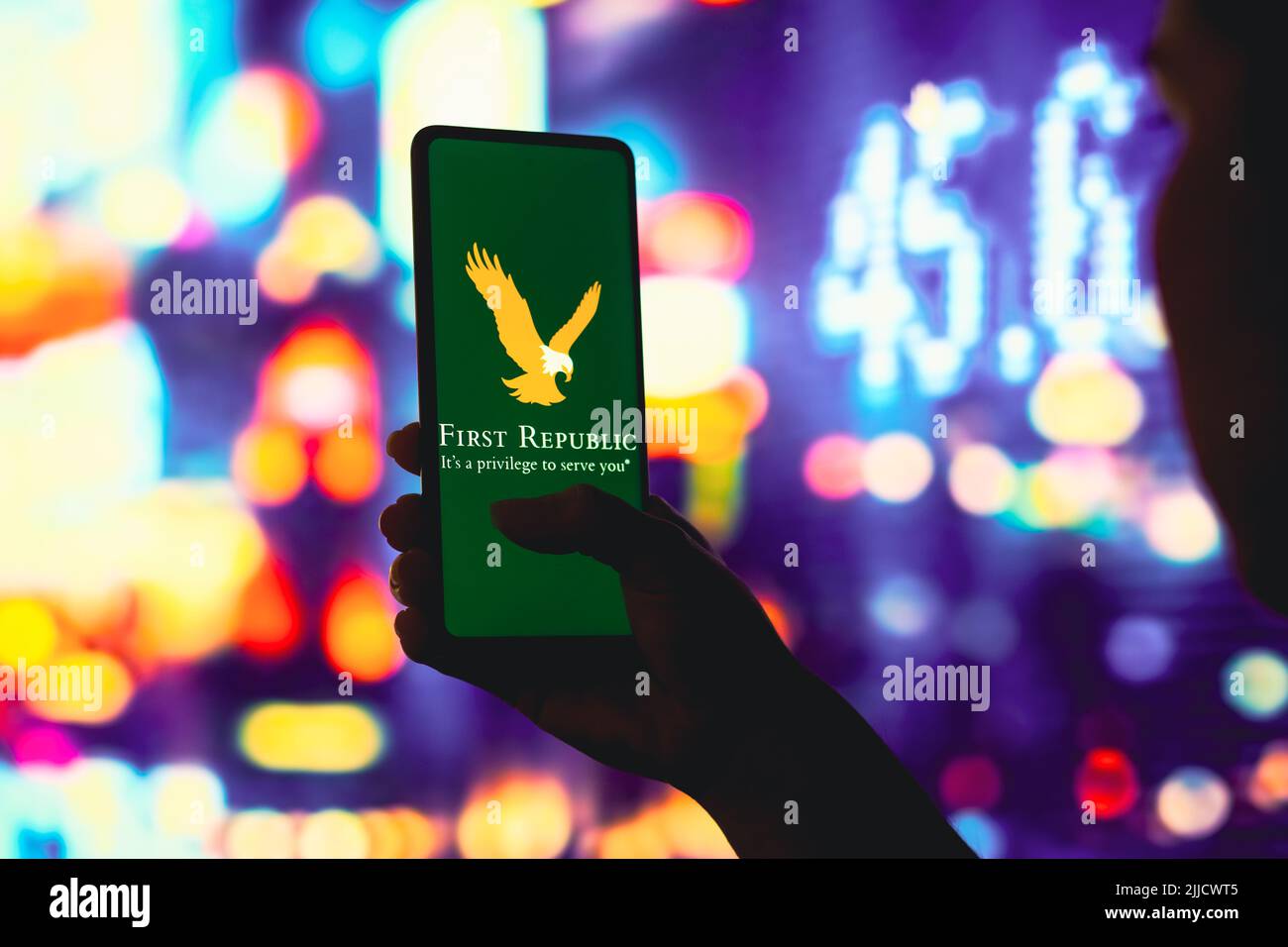 Sur cette photo, le logo First Republic Bank s'affiche sur l'écran d'un smartphone. Banque D'Images