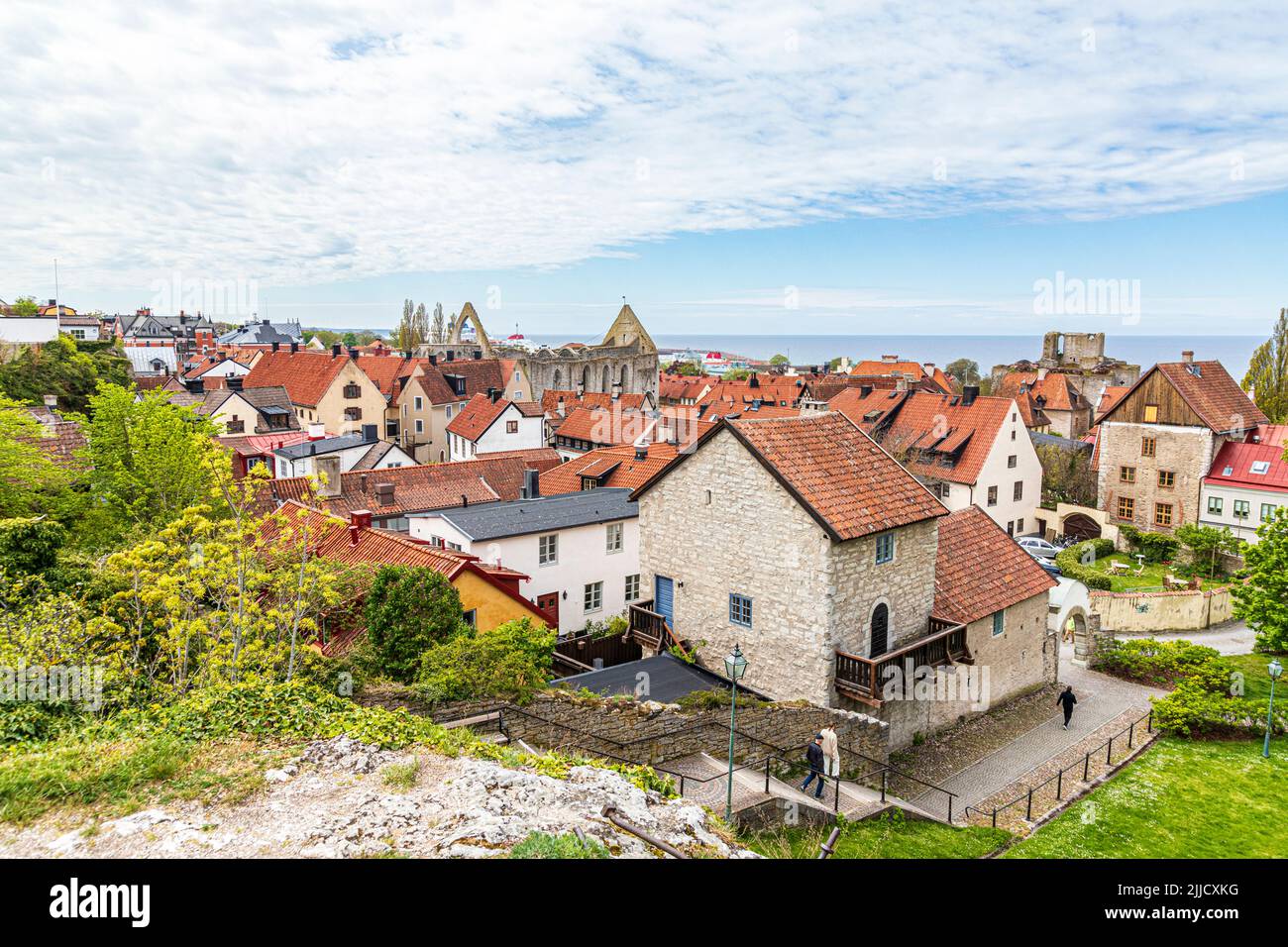 Les ruines de l'église St Katarina sur la Grande place (Stora Torget) vue sur les rooves de la ville médiévale de Visby sur l'île de Gotland dans le Banque D'Images