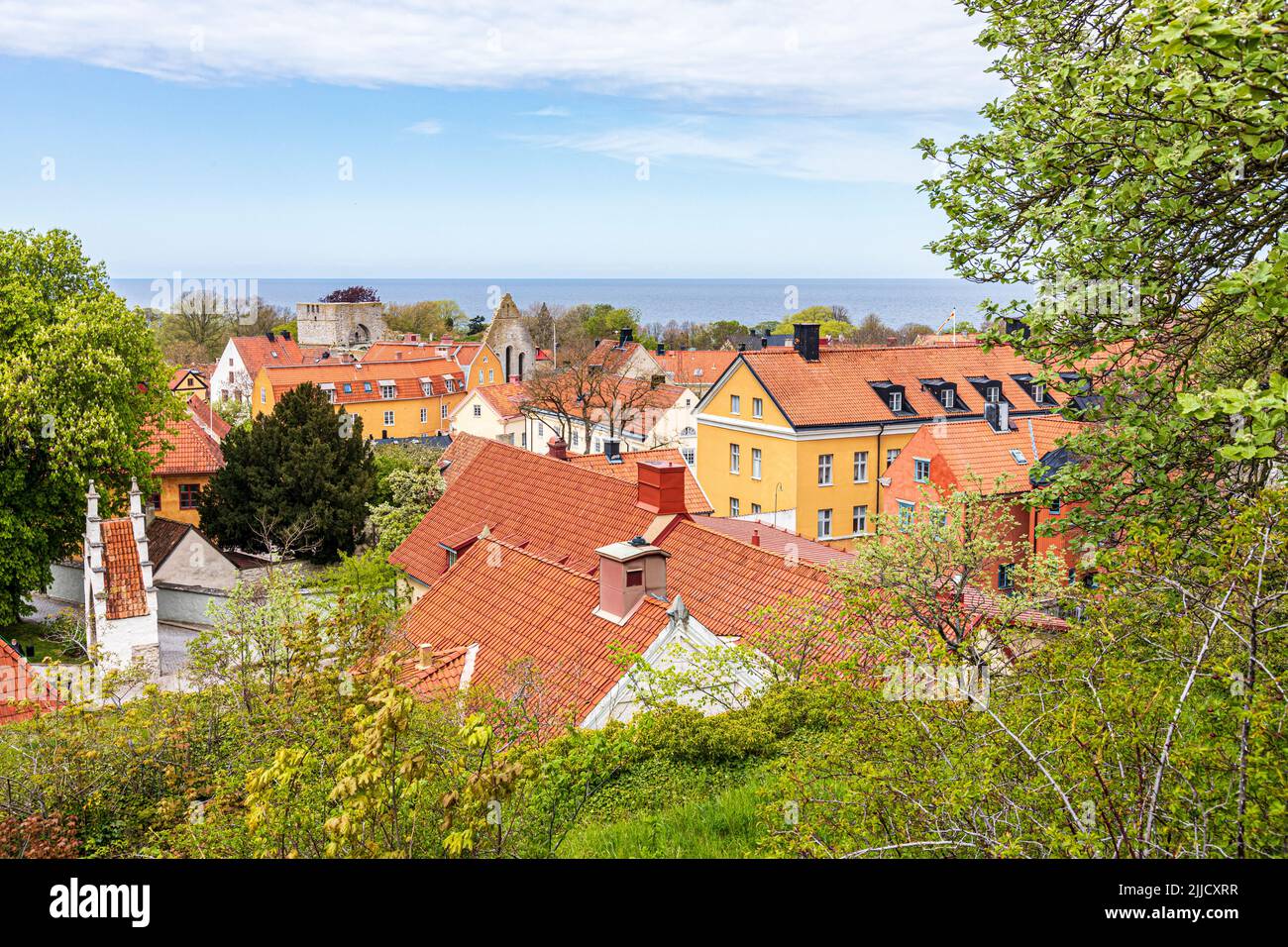 Les ruines de l'église St Clemens (Sankt Clemens kyrkoruin) vu à travers les rooves de la ville médiévale de Visby sur l'île de Gotland dans la Baltique S. Banque D'Images