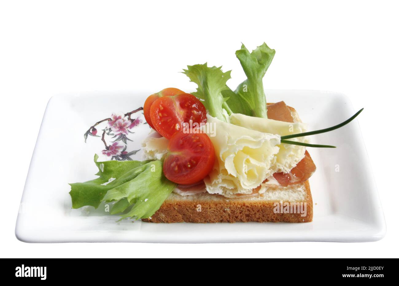 Spécialité fromage suisse - Rosettes de Tete de Moine avec tomate sur un toast au blé entier Banque D'Images