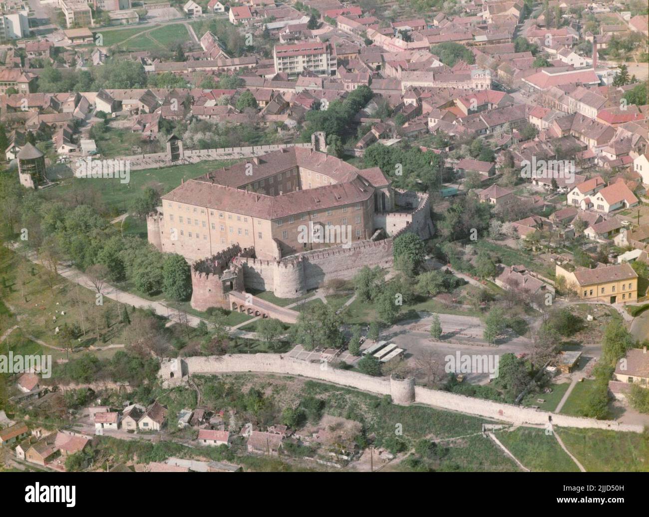 Château et monastère de Siklós. Le château de Siklós est un monument historique important en Hongrie. (16 photos) Kistelegdi Collection István Kistelegdi a préparé les 3037 photos numérisées entre 1972 et 1988 en tant que concepteur architectural de BARANYATERV et plus tard de PÉCSITERV. La collection couvre en partie les constructions d'État mises en œuvre dans les comtés de Pécs et de Baranya entre 1970s et le changement de régime. Banque D'Images