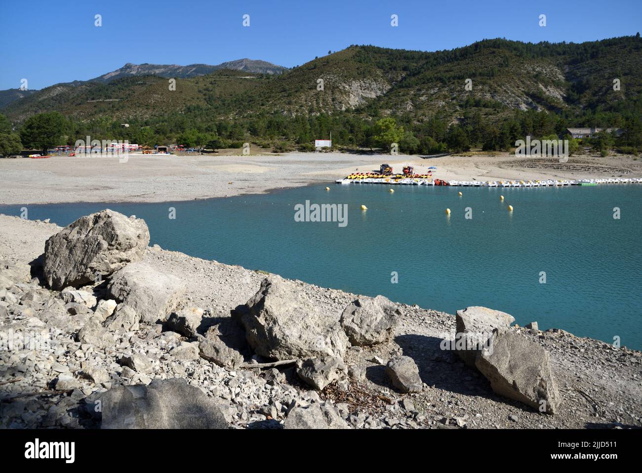 Le lit séchée du lac de Castillon dans le Verdon est au plus bas niveau d'été jamais pendant la vague de chaleur et la sécheresse de l'été 2022 en Provence France Banque D'Images