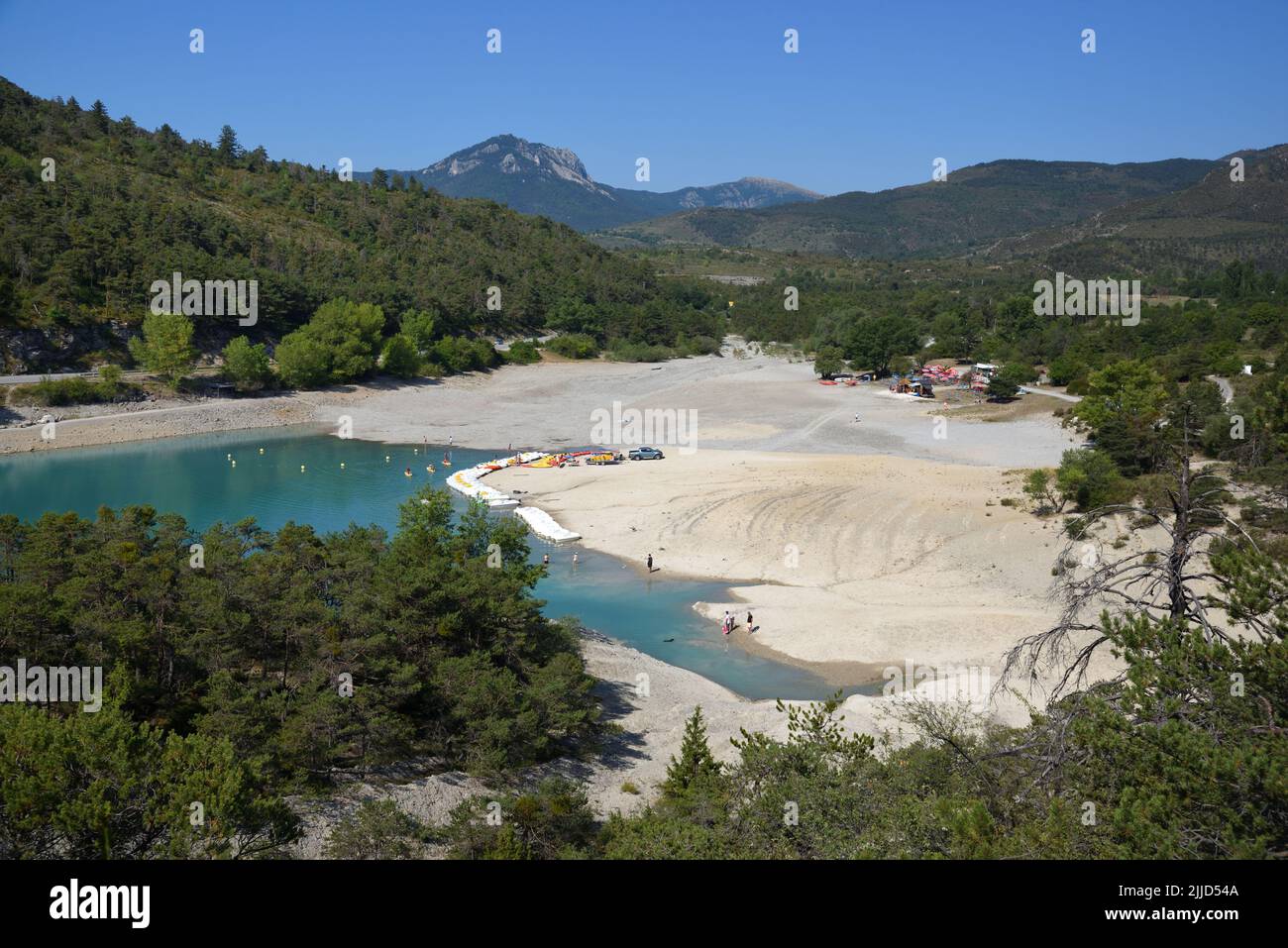 Le lit séchée du lac de Castillon dans le Verdon est au plus bas niveau d'été jamais pendant la vague de chaleur et la sécheresse de l'été 2022 en Provence France Banque D'Images