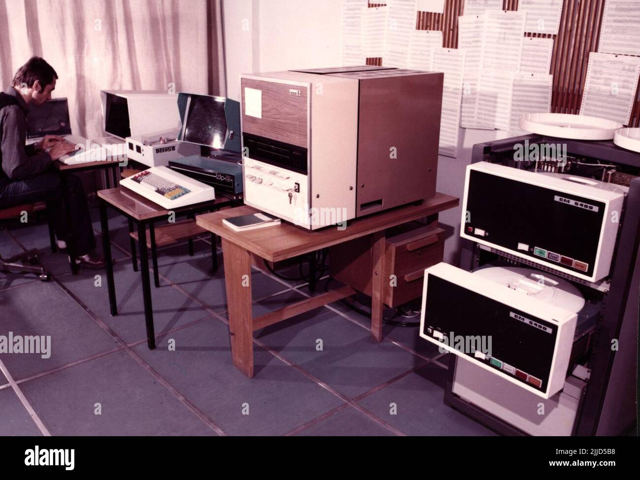 Centre de calcul du plan Pécs. Centre informatique de Pécsiterv. Collection Kistelegdi István Kistelegdi, architecte et professeur émérite de la Faculté d'ingénierie et de technologie de l'information de l'Université de Pécs, a fait don de sa collection de photos, Qui a été faite pendant ses activités savantes, à la bibliothèque Csorba Gyz Könyvtár la collection d'histoire locale de la bibliothèque Csorba Gyz Könyvtár.Kistelegdi a préparé les 3037 photos numérisées entre 1972 et 1988 en tant que concepteur architectural de BARANYATERV et plus tard de PÉCSITERV. La collection couvre en partie le const. D'Etat Banque D'Images