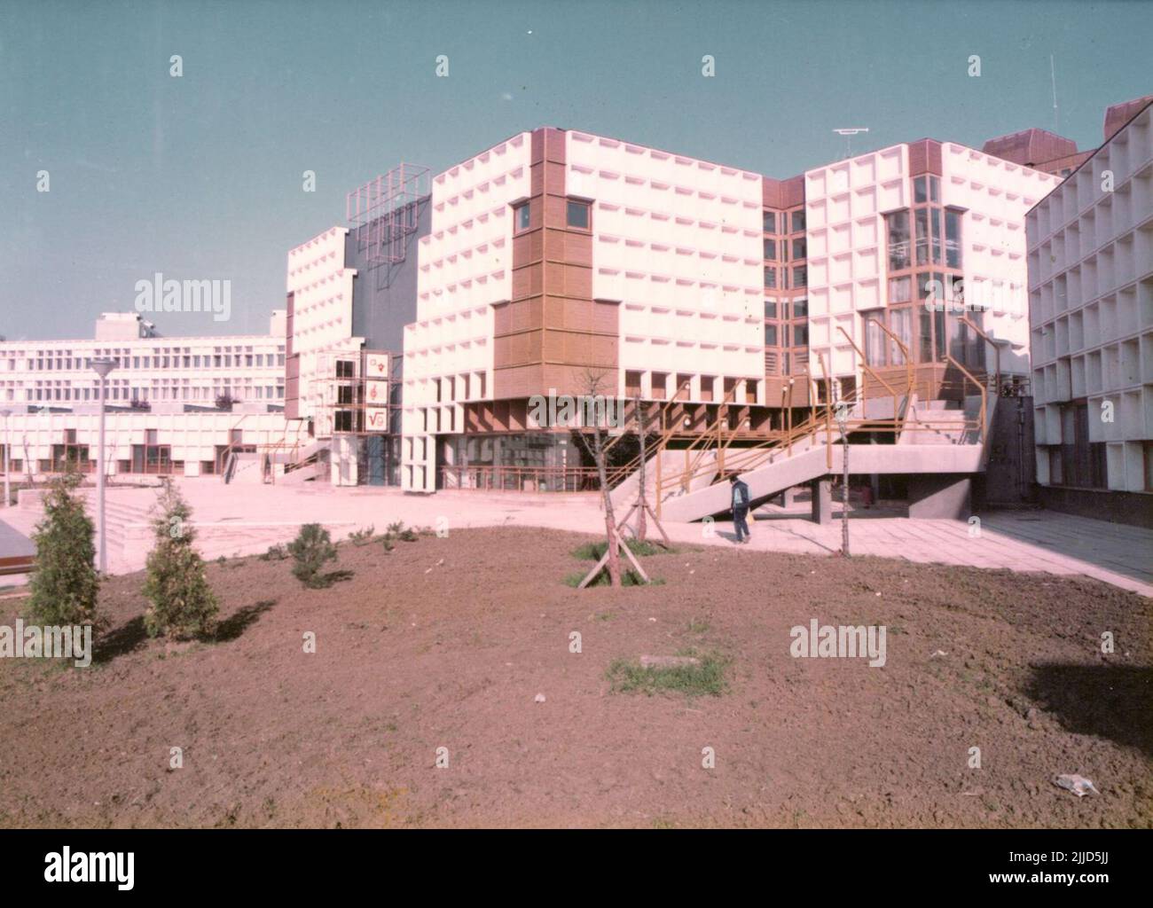 Centre éducatif. Photos extérieures du Centre éducatif de Pécs. (20 photos) Collection Kistelegdi István Kistelegdi, architecte et professeur émérite de la Faculté de génie et de technologie de l'information de l'Université de Pécs, a fait don de sa collection de photos, Qui a été faite pendant ses activités savantes, à la Collection d'histoire locale de la Bibliothèque Csorba Gyz Könyvtár de la Bibliothèque Csorba Gyz Könyvtár. Kistelegdi a préparé les 3037 photos numérisées entre 1972 et 1988 en tant que concepteur architectural de BARANYATERV et plus tard de PÉCSITERV. La collection couvre en partie le Banque D'Images