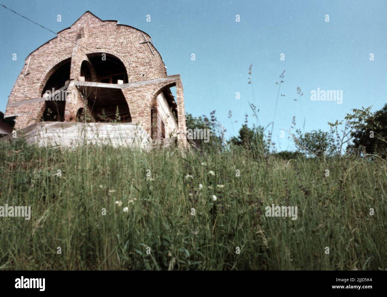 Pécsváradi Boots House. Maison à Pécsvárad, des photos ont été prises en 1985. (2 photos) Collection Kistelegdi István Kistelegdi, architecte et professeur émérite de la Faculté de génie et de technologie de l'information de l'Université de Pécs, a fait don de sa collection de photos, Qui a été faite pendant ses activités savantes, à la bibliothèque Csorba Gyz Könyvtár la collection d'histoire locale de la bibliothèque Csorba Gyz Könyvtár.Kistelegdi a préparé les 3037 photos numérisées entre 1972 et 1988 en tant que concepteur architectural de BARANYATERV et plus tard de PÉCSITERV. La collection couvre en partie le Banque D'Images Pécsváradi Boots House. Maison à Pécsvárad, des photos ont été prises en 1985. (2 photos) Collection Kistelegdi István Kistelegdi, architecte et professeur émérite de la Faculté de génie et de technologie de l'information de l'Université de Pécs, a fait don de sa collection de photos, Qui a été faite pendant ses activités savantes, à la bibliothèque Csorba Gyz Könyvtár la collection d'histoire locale de la bibliothèque Csorba Gyz Könyvtár.Kistelegdi a préparé les 3037 photos numérisées entre 1972 et 1988 en tant que concepteur architectural de BARANYATERV et plus tard de PÉCSITERV. La collection couvre en partie le Banque D'Images
