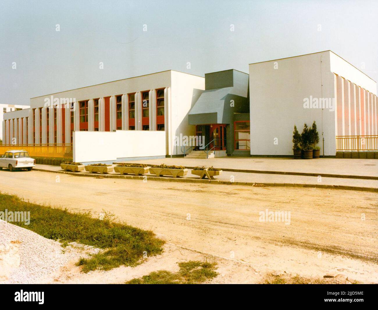 École élémentaire de Siklósi Kanizsai Dorottya. École à Siklós (4 photos). Kistelegdi Collection István Kistelegdi a préparé les 3037 photos numérisées entre 1972 et 1988 en tant que concepteur architectural de BARANYATERV et plus tard de PÉCSITERV. La collection couvre en partie les constructions d'État mises en œuvre dans les comtés de Pécs et de Baranya entre 1970s et le changement de régime. Banque D'Images