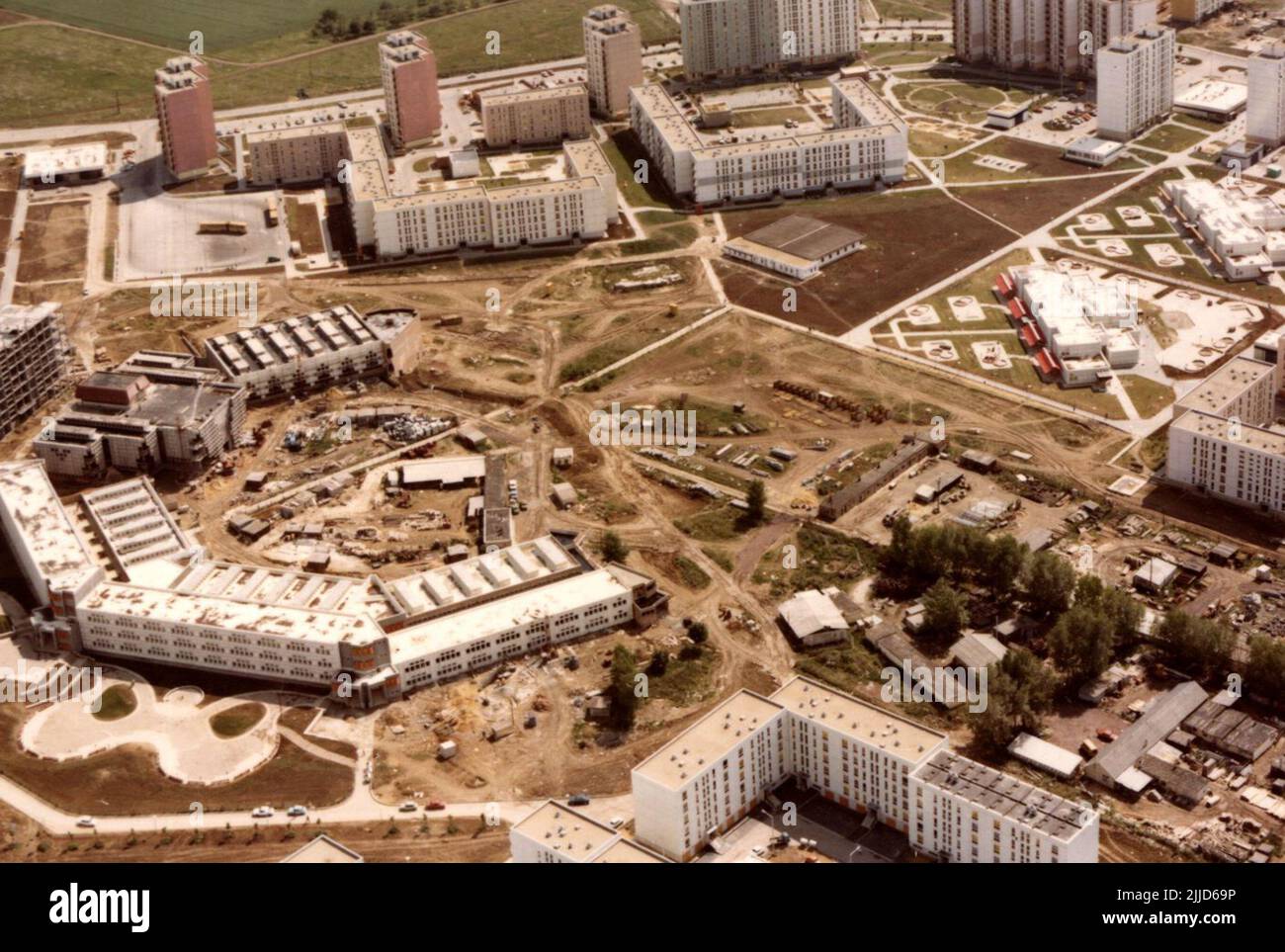 Air shots de Siklós. Photos aériennes du quartier de Siklós à Pécs. (11 photos) Kistelegdi Collection István Kistelegdi a préparé les 3037 photos numérisées entre 1972 et 1988 en tant que concepteur architectural de BARANYATERV et plus tard de PÉCSITERV. La collection couvre en partie les constructions d'État mises en œuvre dans les comtés de Pécs et de Baranya entre 1970s et le changement de régime. Banque D'Images