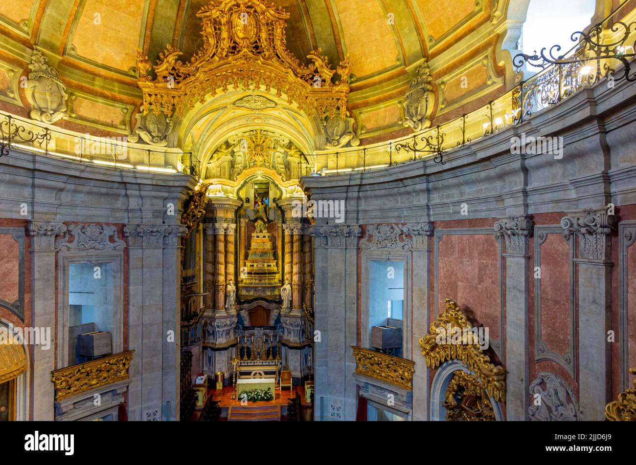 Vue intérieure d'Igreja dos Clerigos une église baroque du 18th siècle conçue par Nicolau Nasoni dans le centre de Porto, une ville importante du Portugal. Banque D'Images