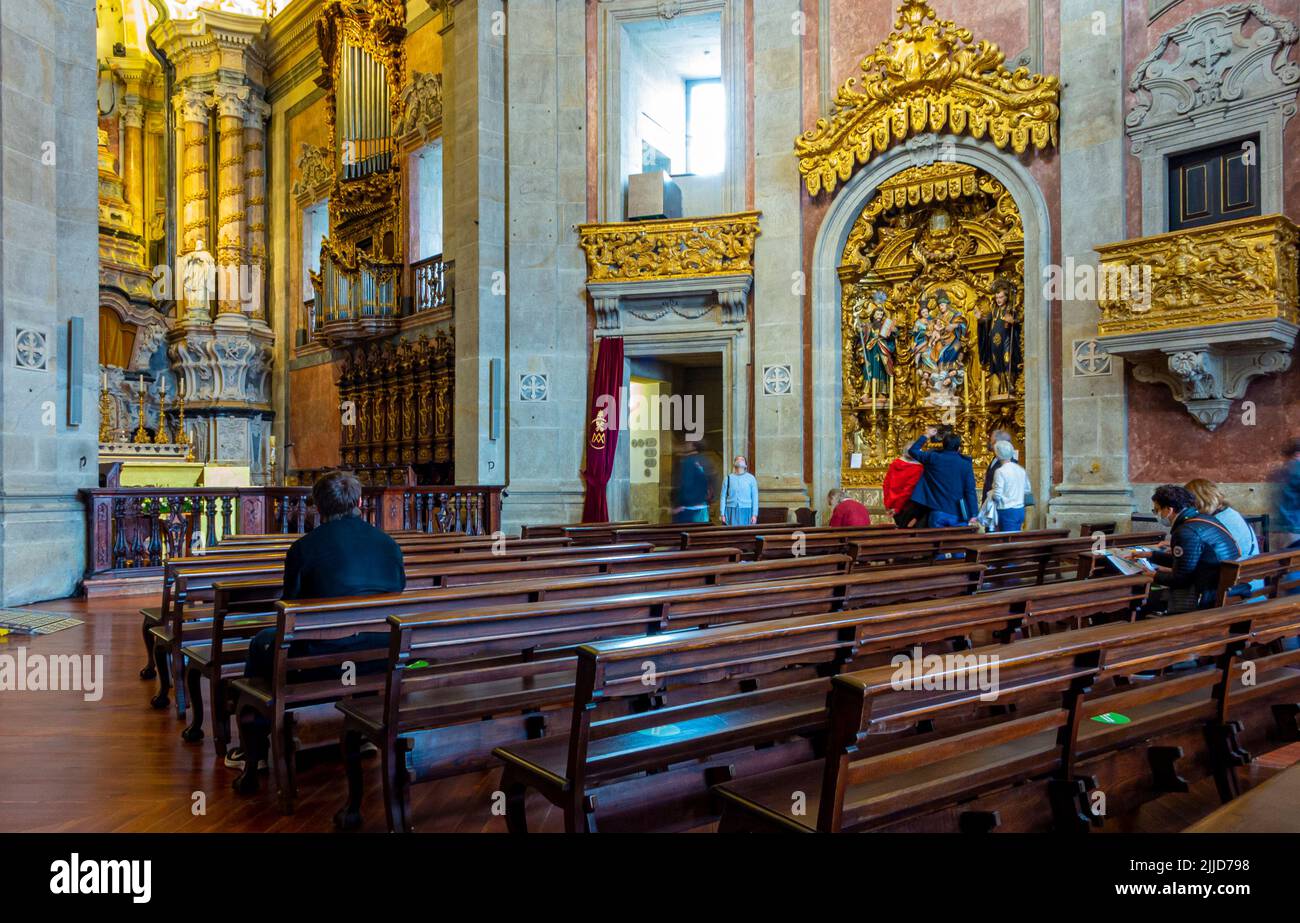 Vue intérieure d'Igreja dos Clerigos une église baroque du 18th siècle conçue par Nicolau Nasoni dans le centre de Porto, une ville importante du Portugal. Banque D'Images