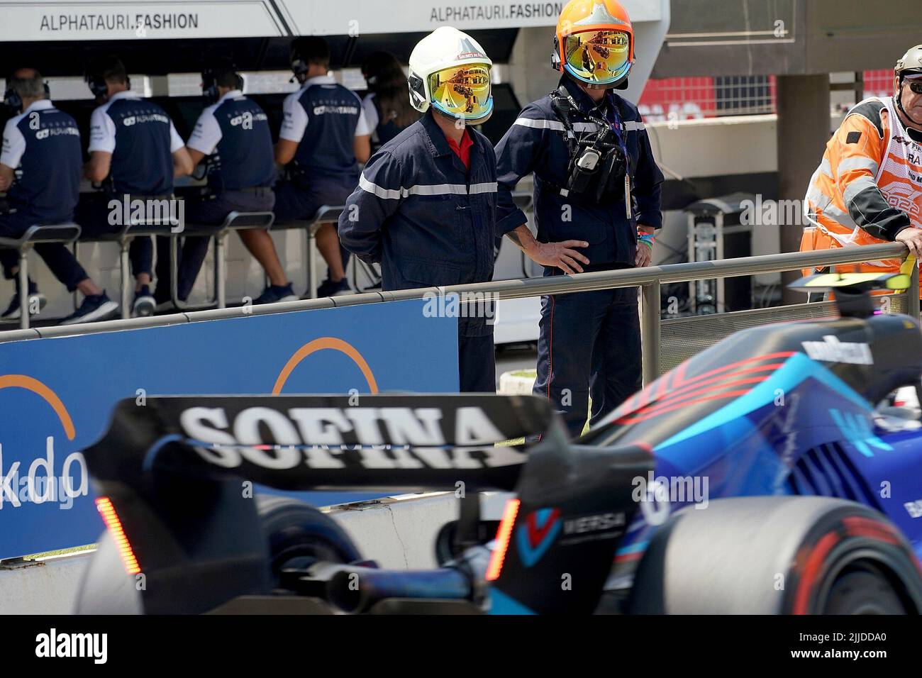 23 juillet 2022, circuit Paul Ricard, le Castellet, FORMULE 1 GRAND PRIX DE FRANCE 2021 DE LENOVO, sur la photo Nicholas Latifi (CAN), Williams Racing se reflète dans un casque de pompier. Banque D'Images