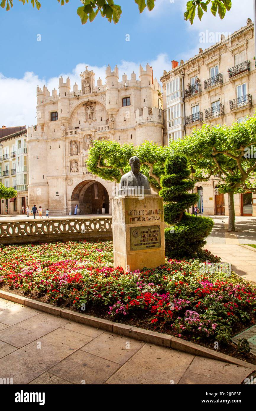 La porte de la ville de Santa Maria, dans la ville espagnole de Burgos Espagne vu du parc et des jardins de Burgos Banque D'Images