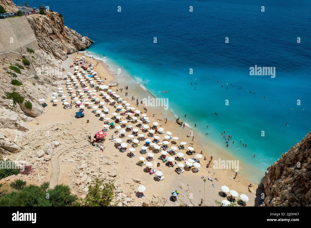Kaş, Antalya Turquie - 07.02.2022: Photo de jour de la célèbre plage de Kaputaş à Kaş. Banque D'Images