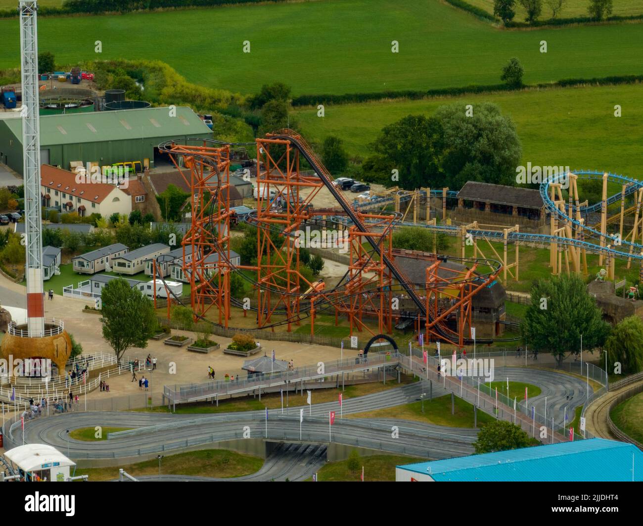 Une vue unique de l'Air de Sik le tout nouveau 10 Looping Roller montagnes russes et tous les autres manèges à Flamingo Land vue aérienne oiseaux roller côte Banque D'Images