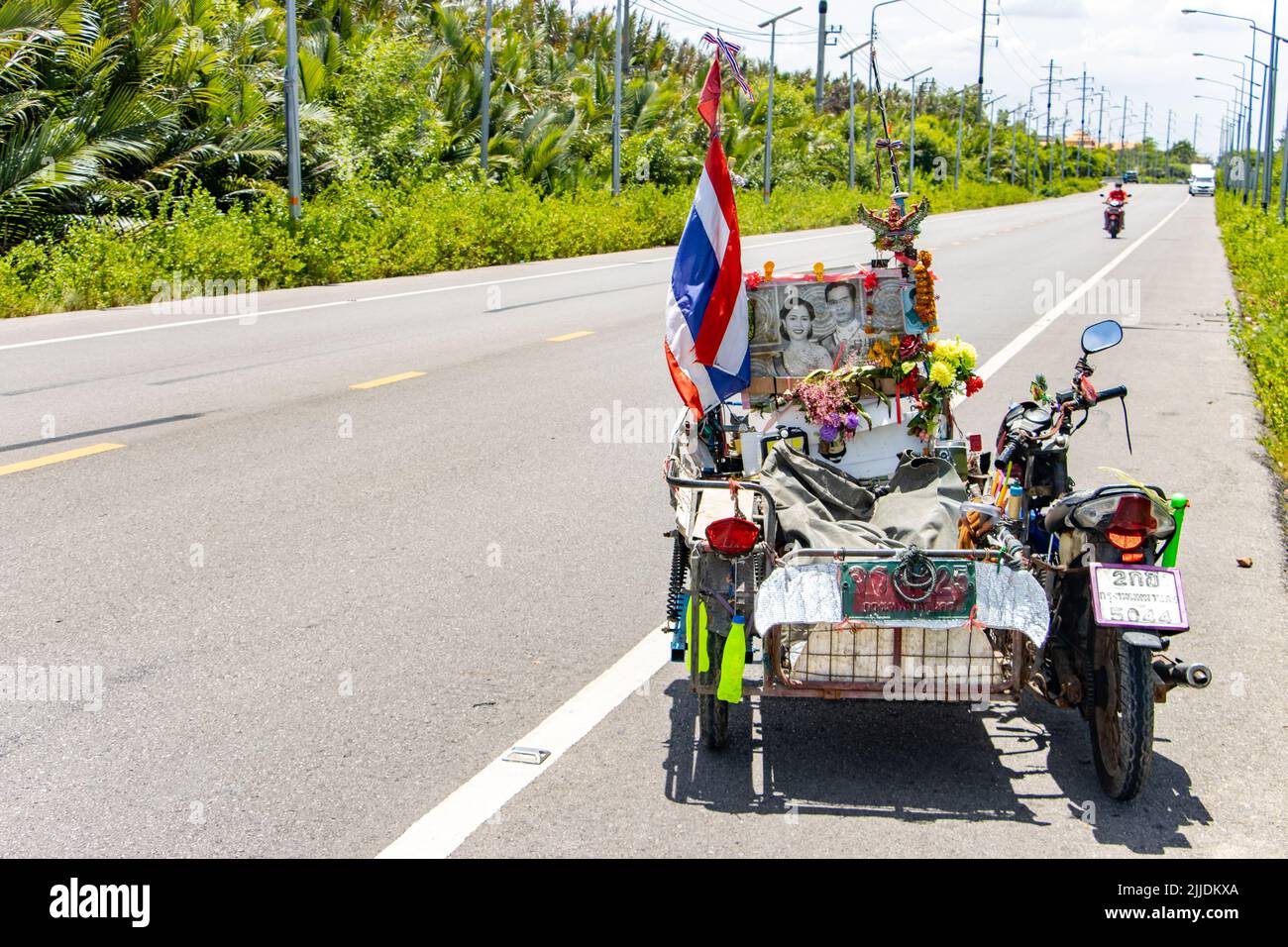 SAMUT PRAKAN, THAÏLANDE, JUIN 05 2022, Une moto avec un side-car décoré est garée sur le côté de la route Banque D'Images