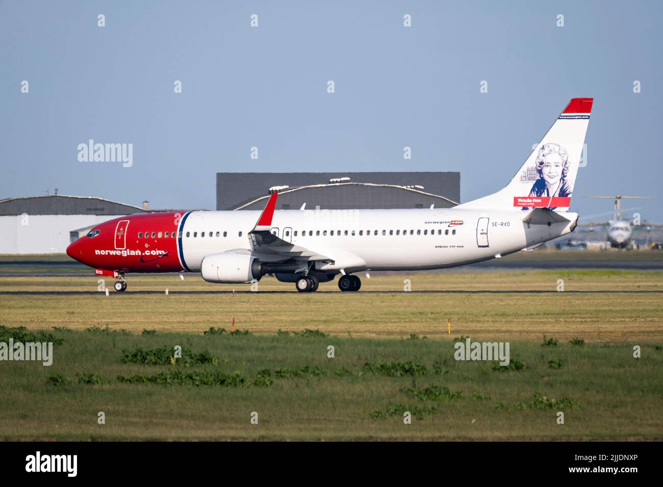 Copenhague / DANEMARK - 22 JUILLET 2022 : un Boeing 737-800 , exploité par la navette aérienne norvégienne, en train de rouler à l'aéroport de Copenhague CPH. Enregistrement se-RXO Banque D'Images