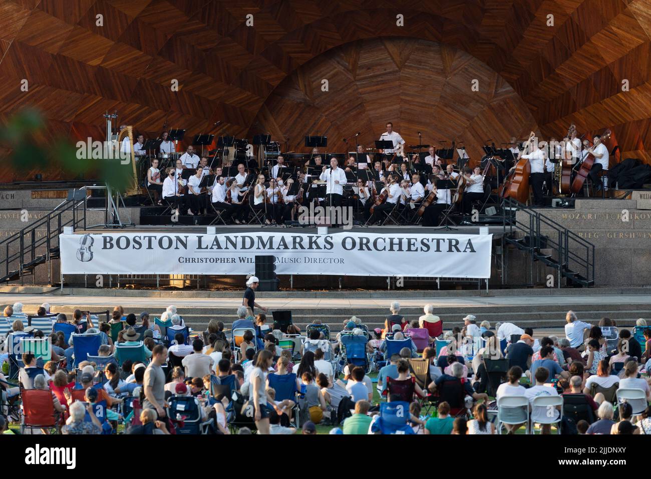 Boston Landmarks Orchestra se produit au Hatch Shell sur l'Esplande, Boston, Massachusetts Banque D'Images