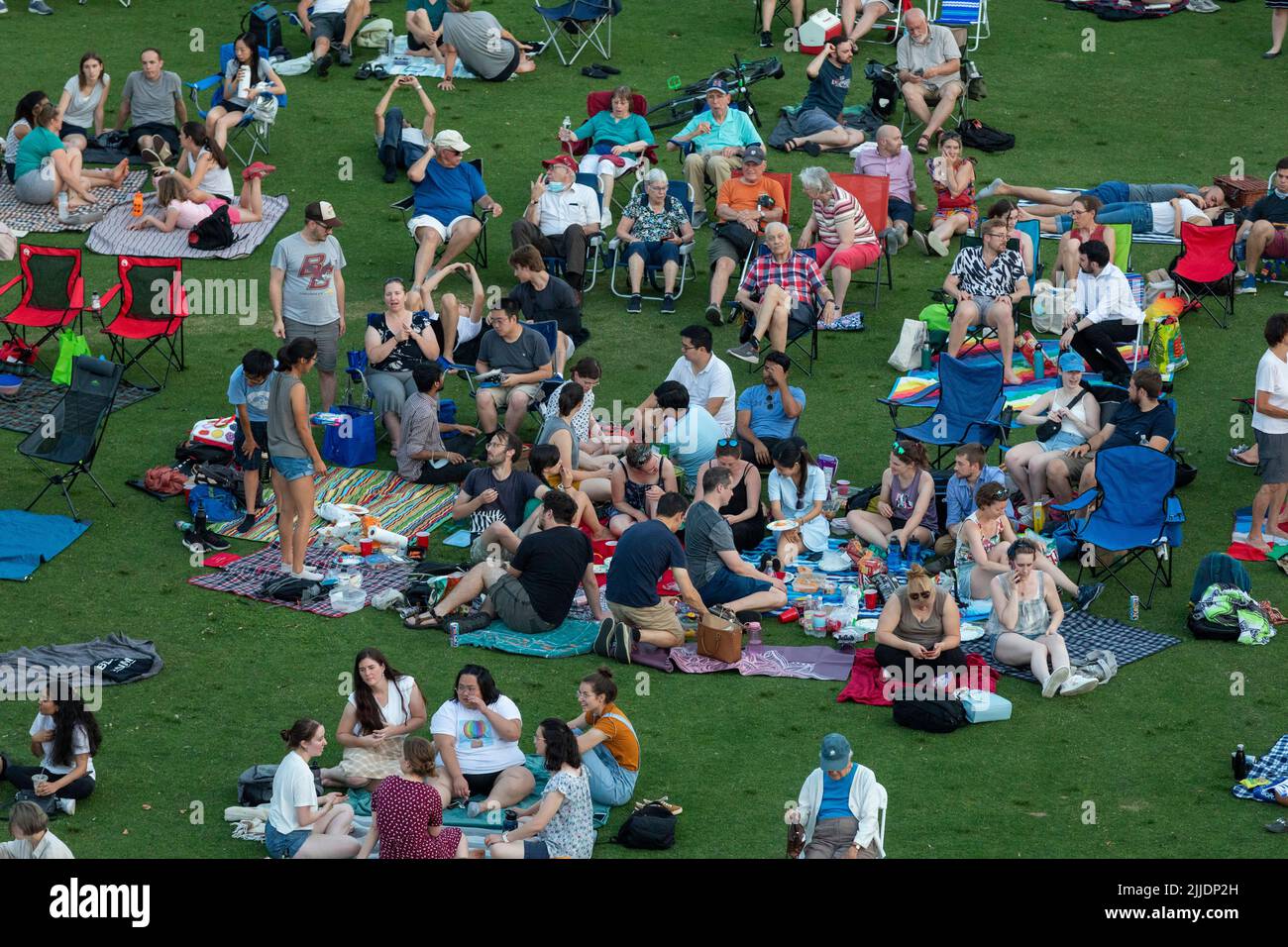 Des personnes à l'extérieur sur l'Esplanade pour un concert d'été par le Boston Landmarks Orchestra Banque D'Images