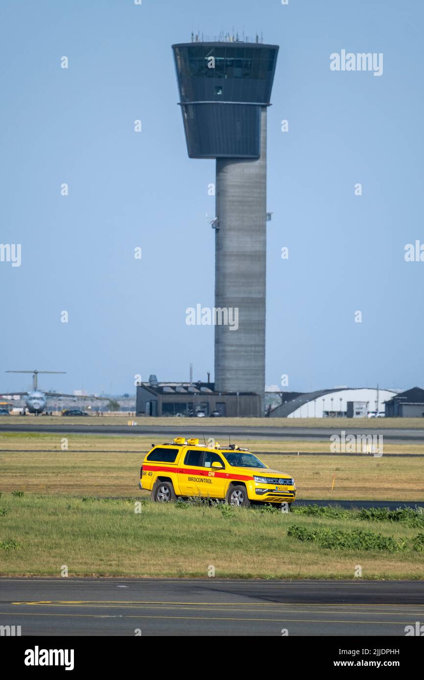 Copenhague / DANEMARK - 22 JUILLET 2022 : tour de contrôle de la circulation aérienne à l'aéroport de Copenhague CPH. Un véhicule de travail au sol sur la voie de circulation Banque D'Images