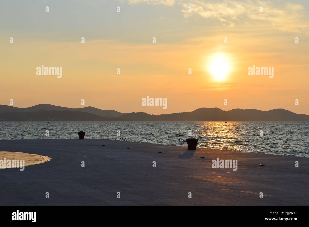 Coucher de soleil incroyable à Greetings à l'installation de soleil à Zadar, Croatie Banque D'Images