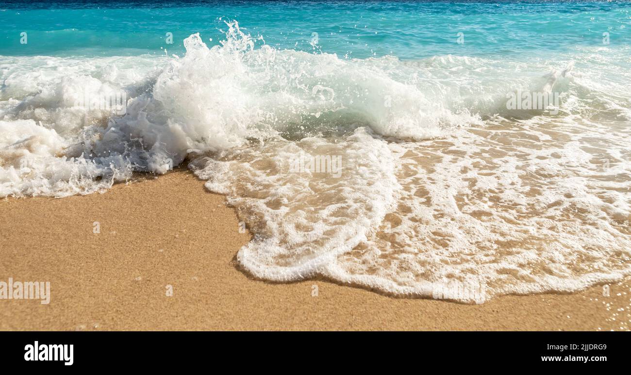 Photo de près de la plage de Kaputaş à Antalya avec des vagues et des bulles. Banque D'Images