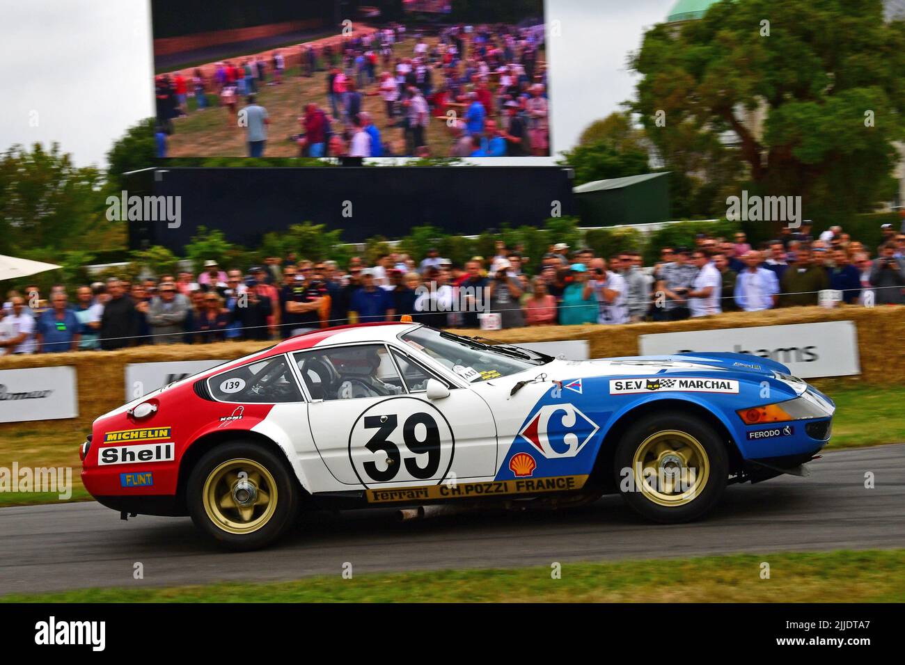 Derek Bell, Ferrari 365 GTB/4 Daytona, Une sélection du passé illustre de Ferrari, un mélange de voitures de sport, GT Racers, et Formule 1, 75 ans de Fe Banque D'Images