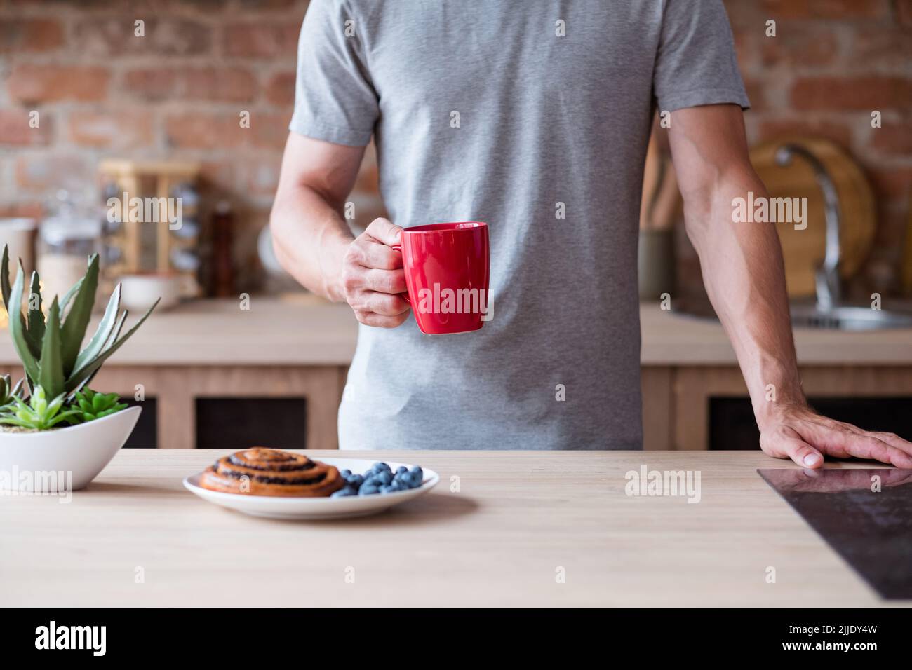 nourriture du matin mauvaise habitude de petit déjeuner homme tasse rouge Banque D'Images