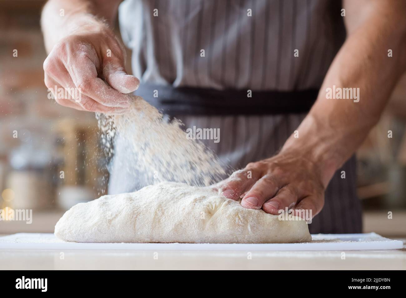 cuisine cuisinier chef pain pâtisserie homme mains pâte farine Banque D'Images