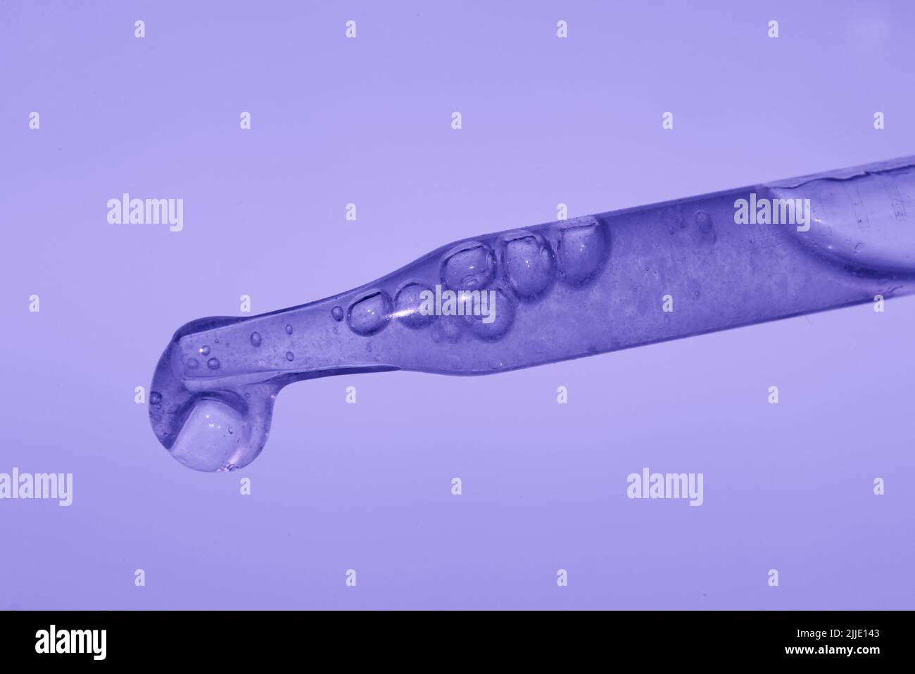 Pipeter avec un extrait épais sur fond violet. Consistance épaisse du sérum. Le concept d'un extrait de plante à des fins cosmétiques et médicinales. Photo de haute qualité Banque D'Images Pipeter avec un extrait épais sur fond violet. Consistance épaisse du sérum. Le concept d'un extrait de plante à des fins cosmétiques et médicinales. Photo de haute qualité Banque D'Images