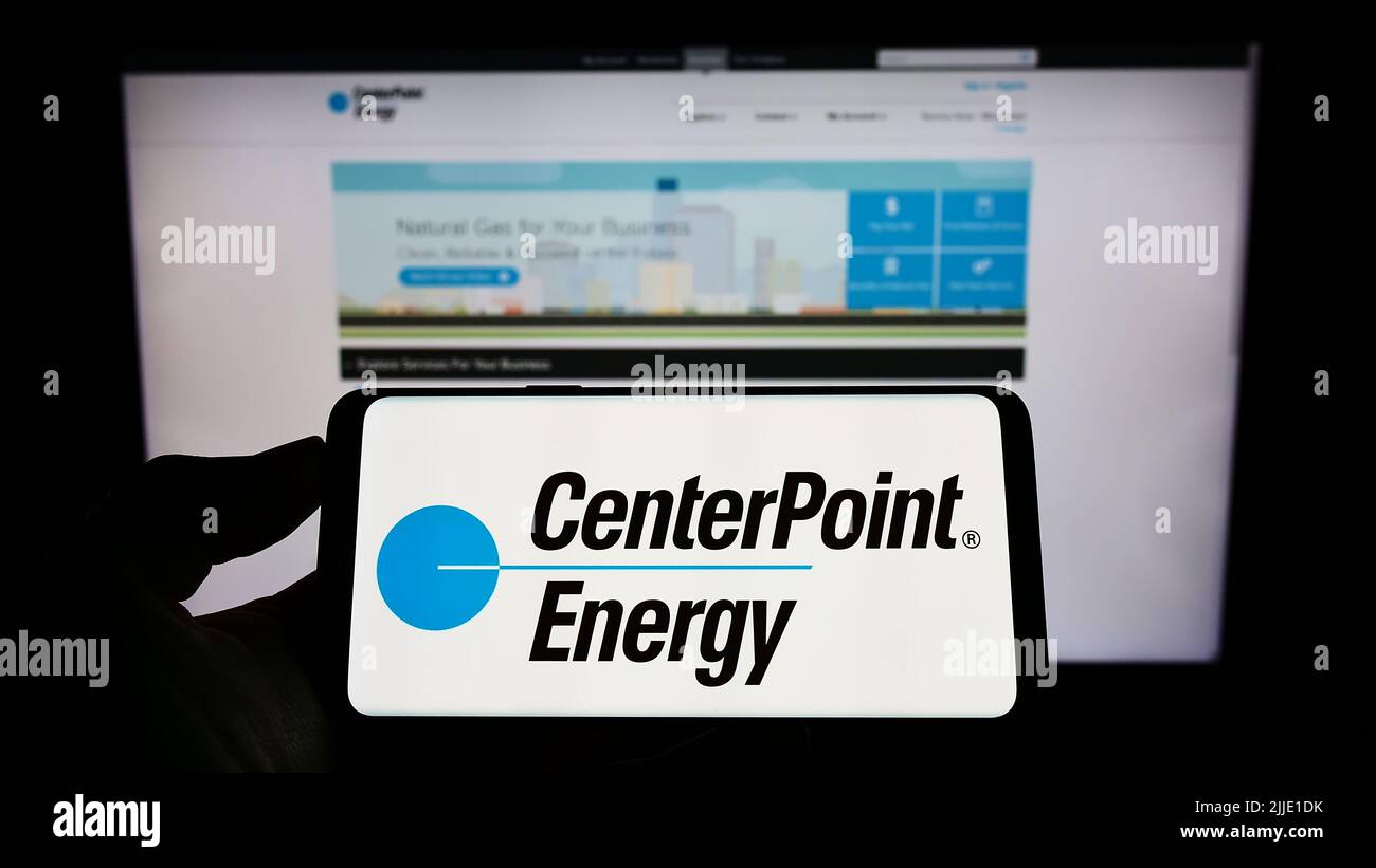 Personne tenant un smartphone avec le logo de la société de services publics américaine Centerpoint Energy Inc. À l'écran devant le site Web. Mise au point sur l'affichage du téléphone. Banque D'Images