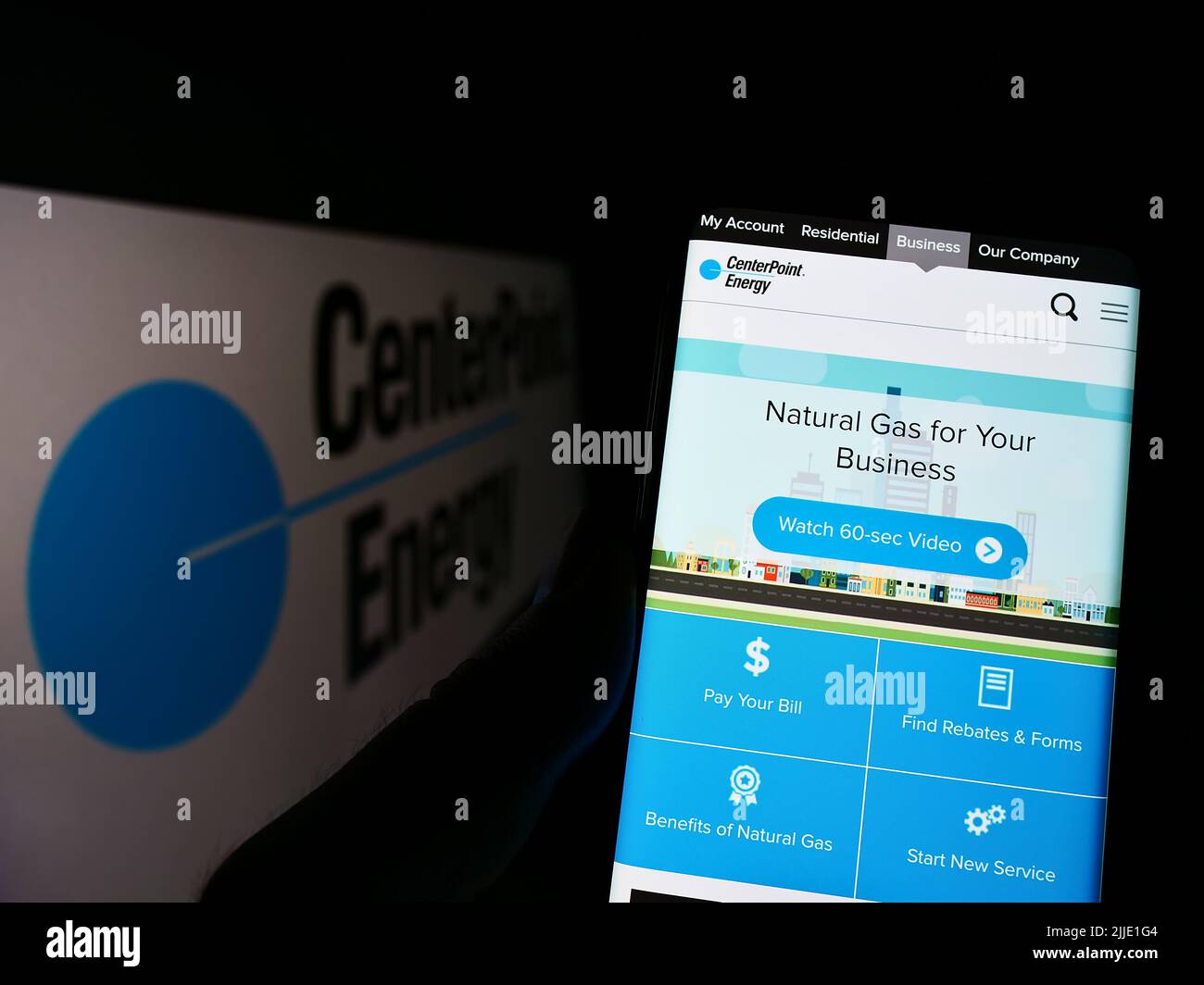 Personne tenant un smartphone avec la page Web de la société de services publics américaine Centerpoint Energy Inc. À l'écran devant le logo. Concentrez-vous sur le centre de l'écran du téléphone. Banque D'Images