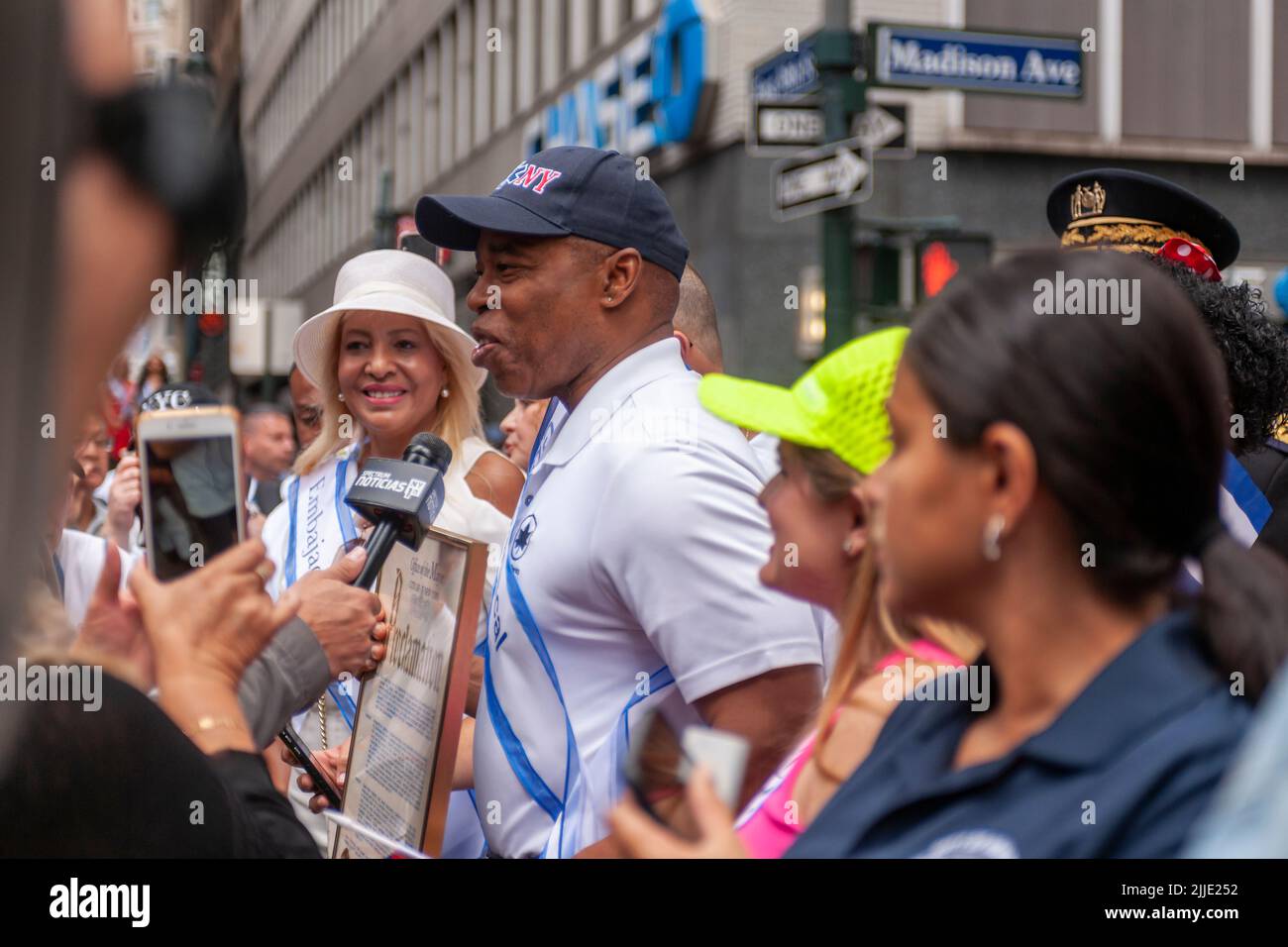 Le maire de New York, Eric Adams, arrive et parle avant de marcher dans la parade de la Journée hispanique des Américains à Cuba, sur Madison Avenue à New York, dimanche, 17 juillet 2022. (© Richard B. Levine) Banque D'Images