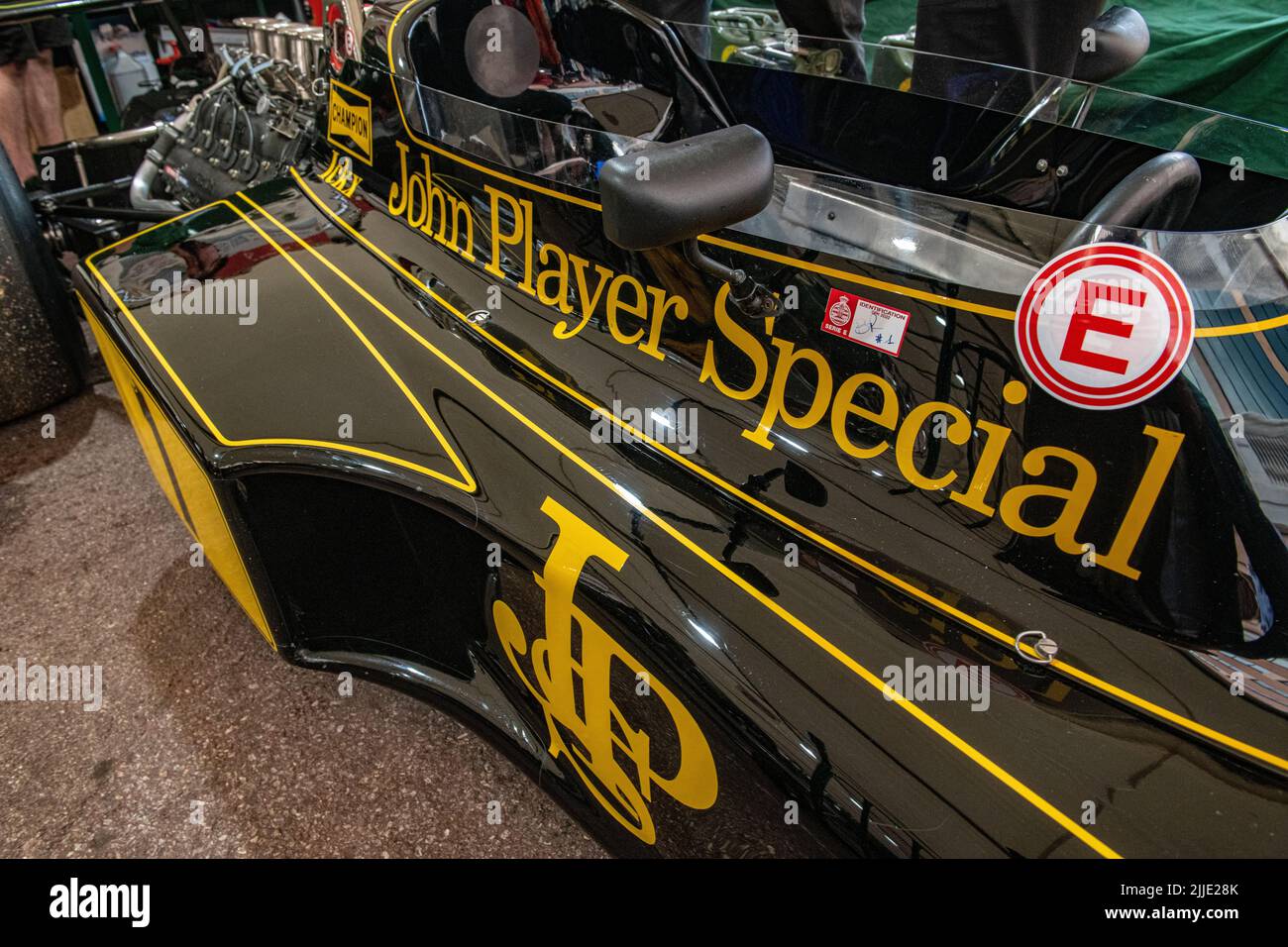 Les célèbres voitures JPS Lotus Formula 1 noir et or sont dans les fosses du Grand Prix historique de Monaco Banque D'Images