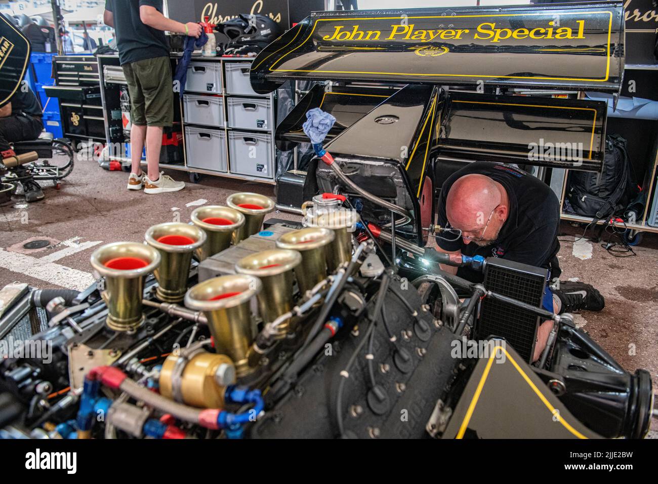 Les célèbres voitures JPS Lotus Formula 1 noir et or sont dans les fosses du Grand Prix historique de Monaco Banque D'Images