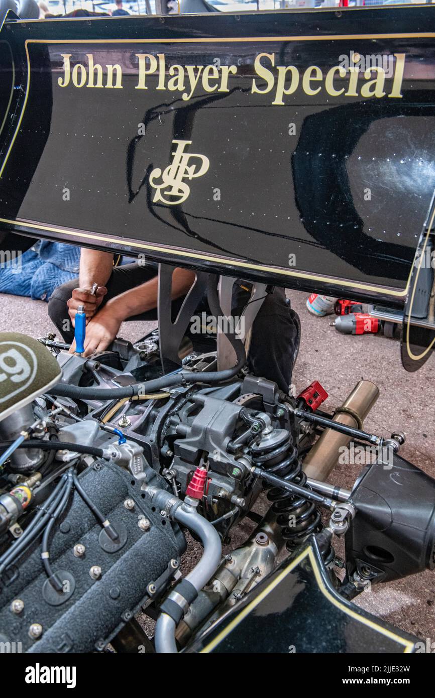 Les célèbres voitures JPS Lotus Formula 1 noir et or sont dans les fosses du Grand Prix historique de Monaco Banque D'Images