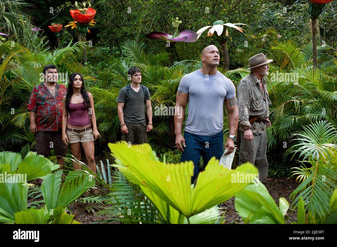 LUIS GUZMAN, Vanessa Hudgens, Josh Hutcherson, Dwayne Johnson, Michael Caine, voyage 2 : L'île mystérieuse, 2012 Banque D'Images