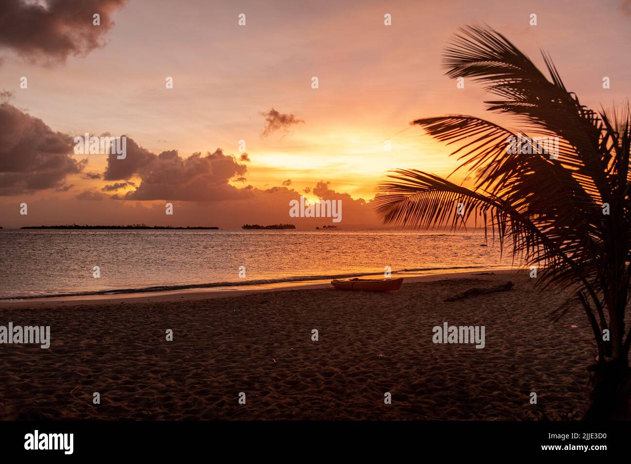 Vue sur le coucher du soleil dans les îles San Blas au Panama Banque D'Images